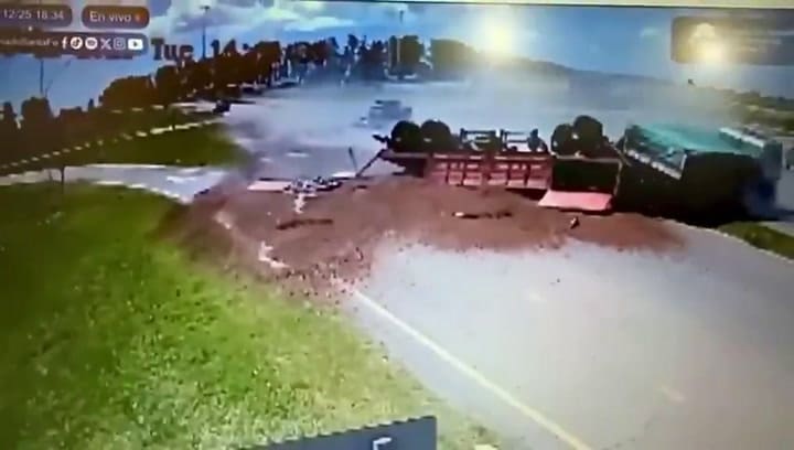 Brutal choque entre una camioneta y un camión en Santa Fe