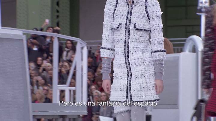 Karl Lagerfel y su lanzamiento al espacio del tweed metalizado