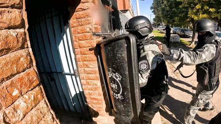 Allanamientos en Rosario por incendios de autos y amenazas al gobernador Pullaro