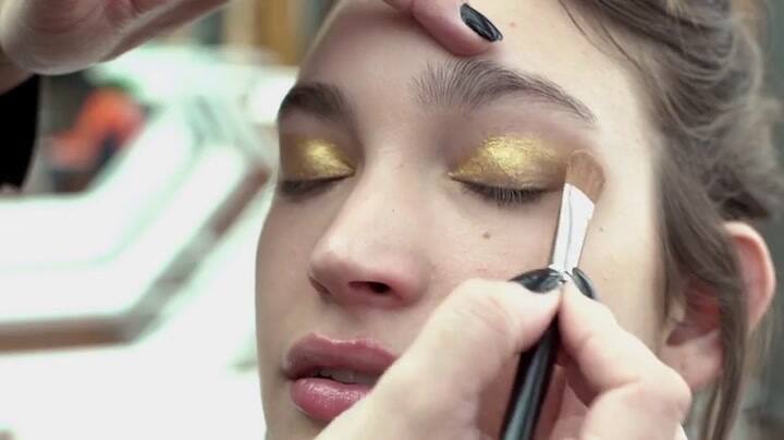Maquillaje gold-eye, paso a paso
