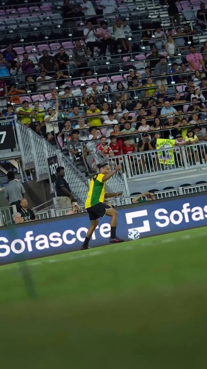 Ronaldinho dejó en ridículo a Yassine Cheuko