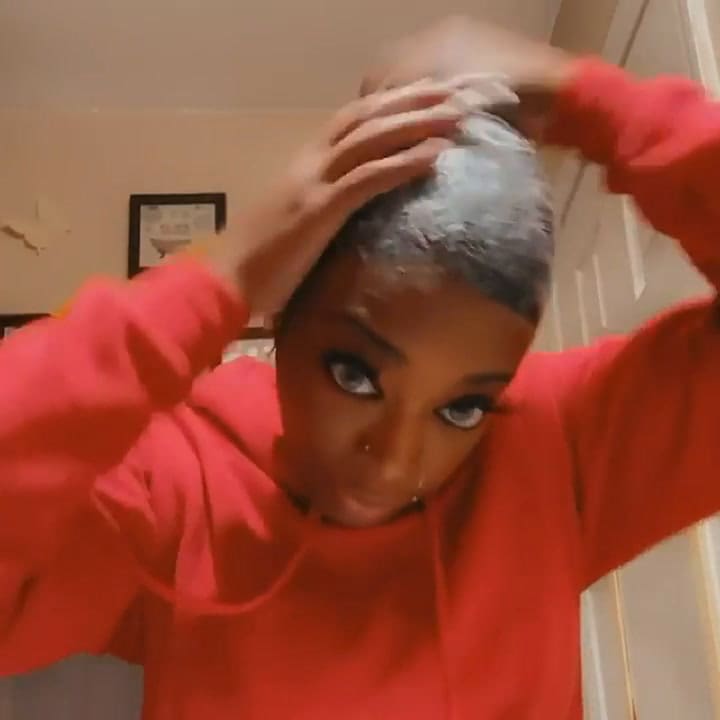 La influencer publicó otro video lavándose la cabeza con shampoo, pero el cabello no se mueve - Fuen