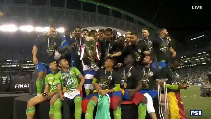 Nicolás Lodeiro recibe y levanta el trofeo de la Liga de Campeones