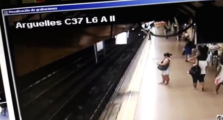 Impactante video: un hombre fue empujado a las vías del metro de Madrid - Fuente: Youtube