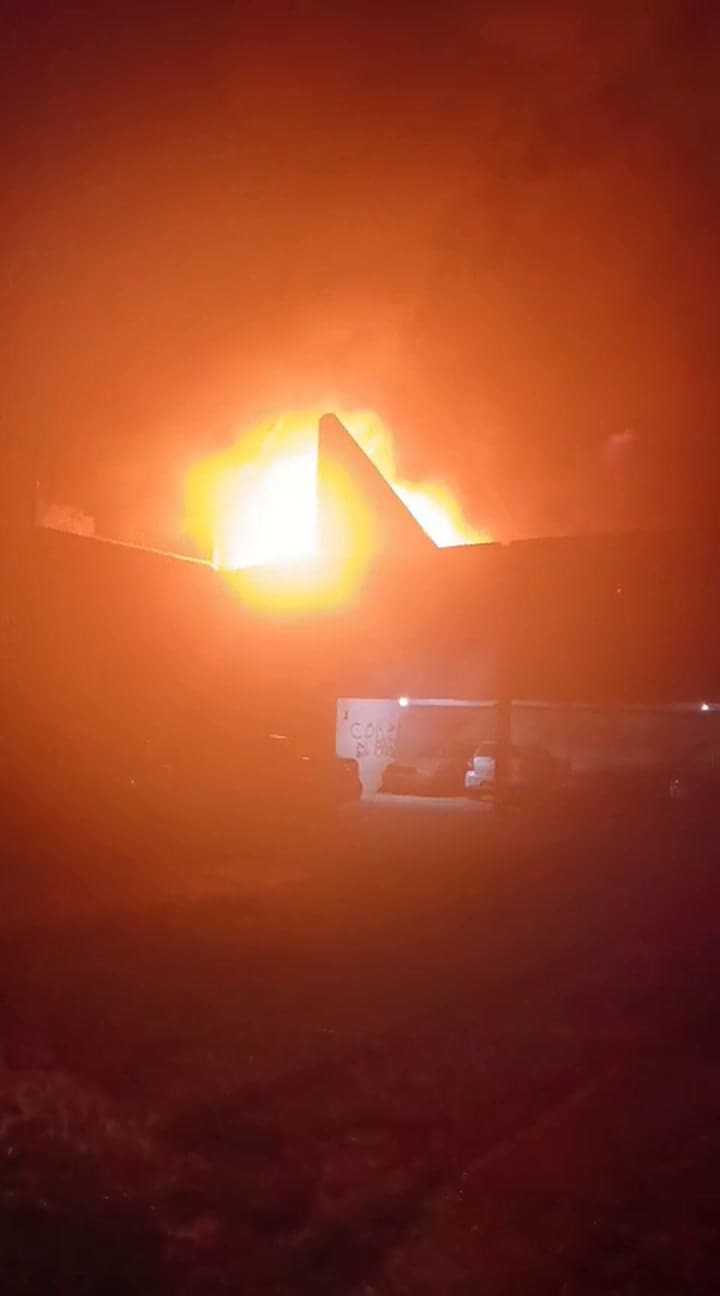 Se incendia una fábrica en San Justo: evacuados y corte en la Ruta 3