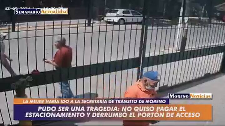 Una mujer se negó a pagar el estacionamiento en efectivo y tiró abajo un portón