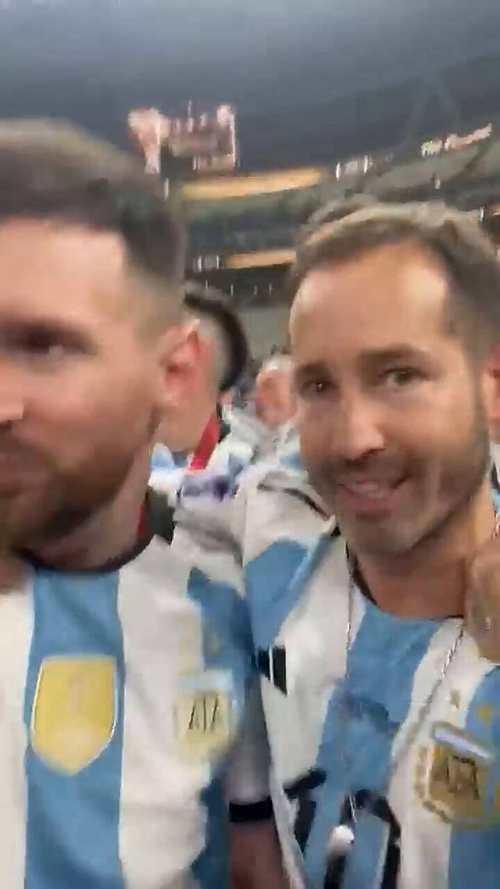 Irrumpió en la cancha tras Argentina campeón e incomodó a Lionel Messi con un video