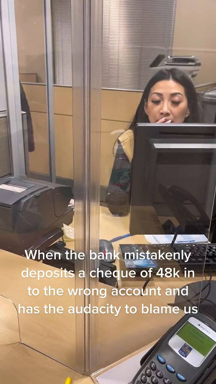 La empleada del banco le dijo que el dinero se le regresaría a su cuenta