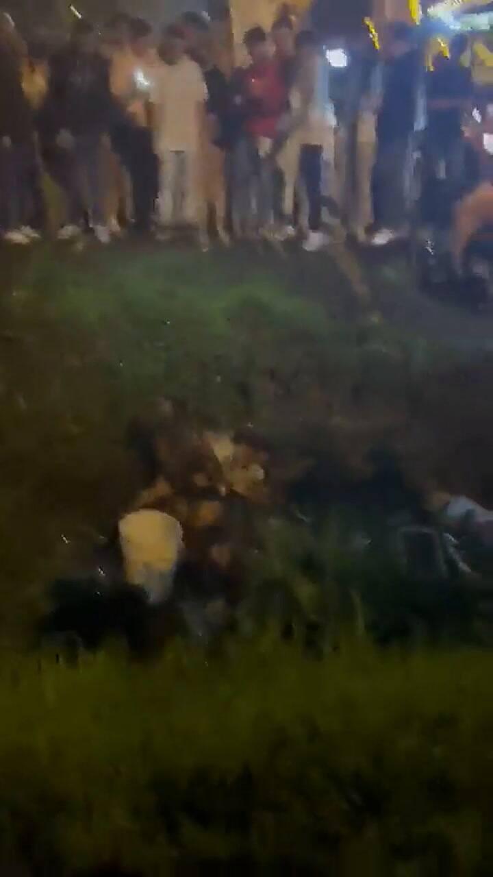 Ituzaingó: tres chicas protagonizaron una salvaje pelea dentro de una zanja y cubiertas de barro