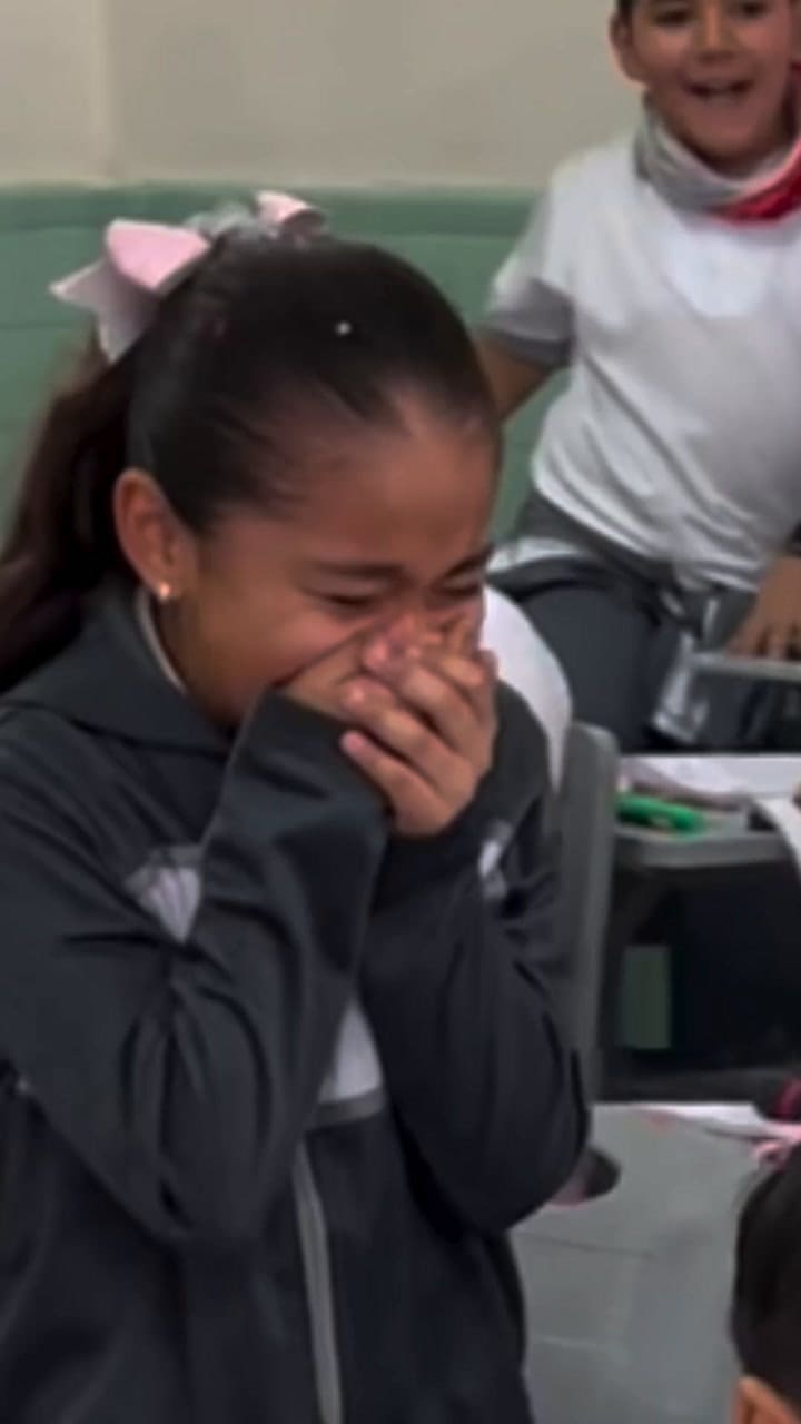 Payasito sorprende a su hija por su cumpleaños y le lleva flores a la escuela