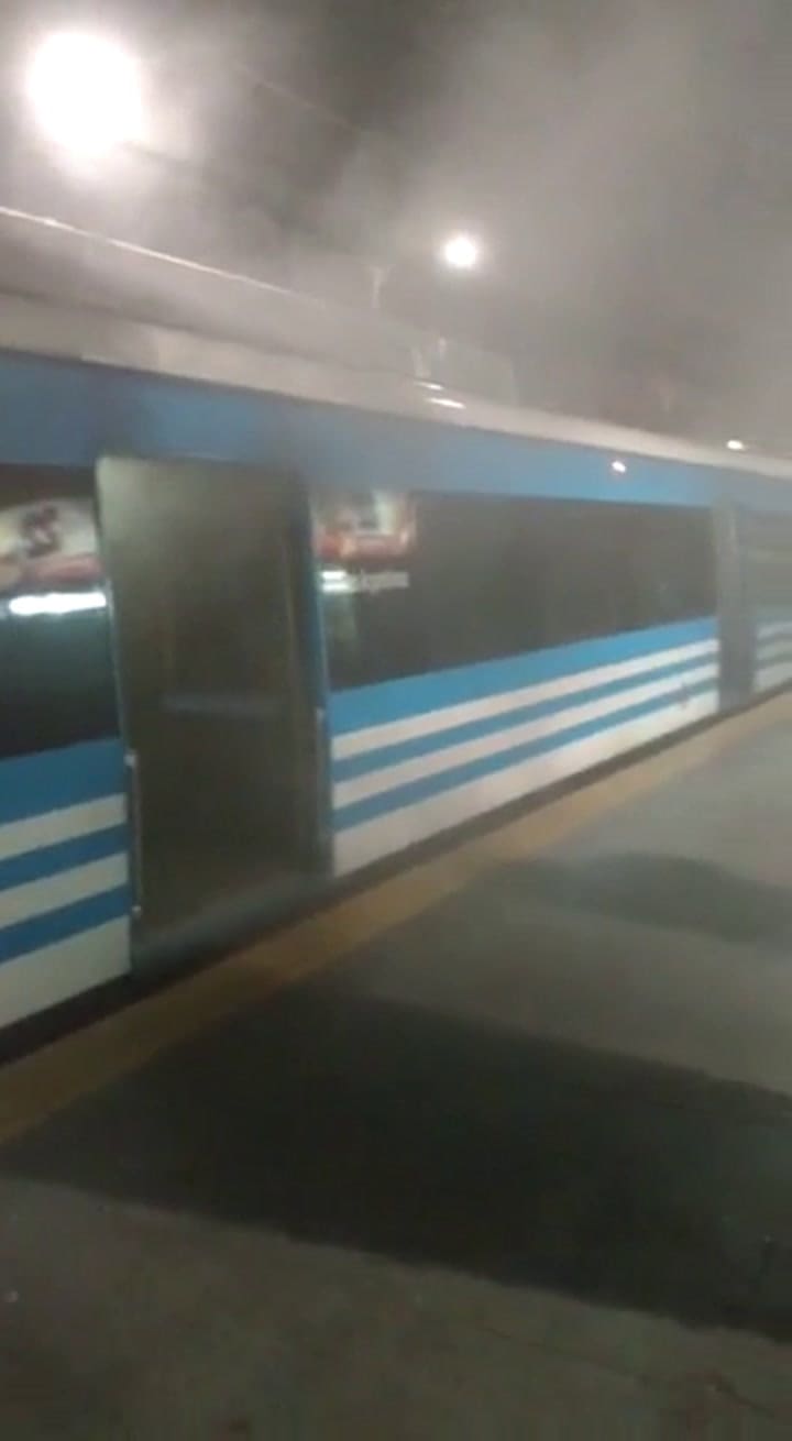 Investigan el incendio intencional de una formación del tren Roca