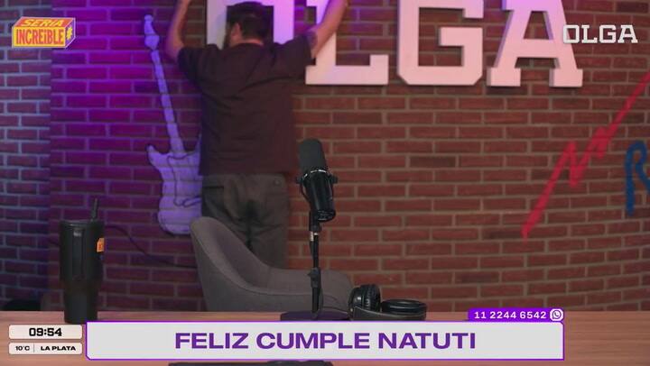 Tras su cruce, el biólogo Estanislao Bachrach le llevó una torta a Nati Jota por su cumpleaños