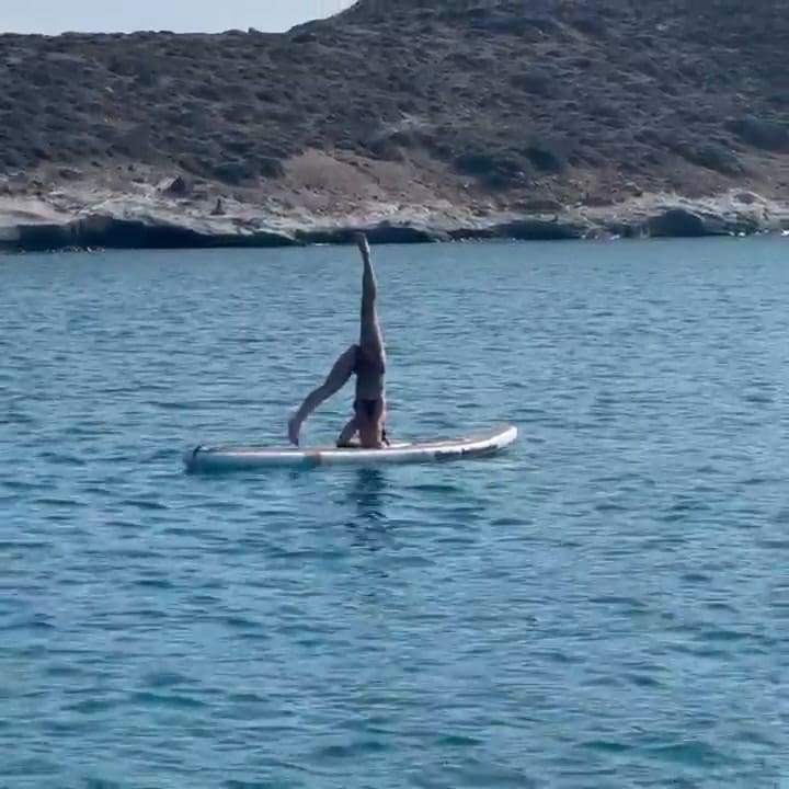 Dua Lipa mostró su destreza en las aguas de Grecia