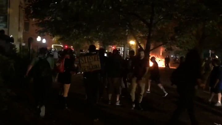 Cargas policiales en Parque Lafayette, frente a Casa Blanca