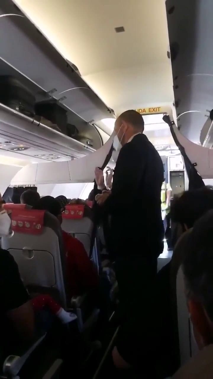 Coronavirus: escándalo en España por un vuelo que iba repleto