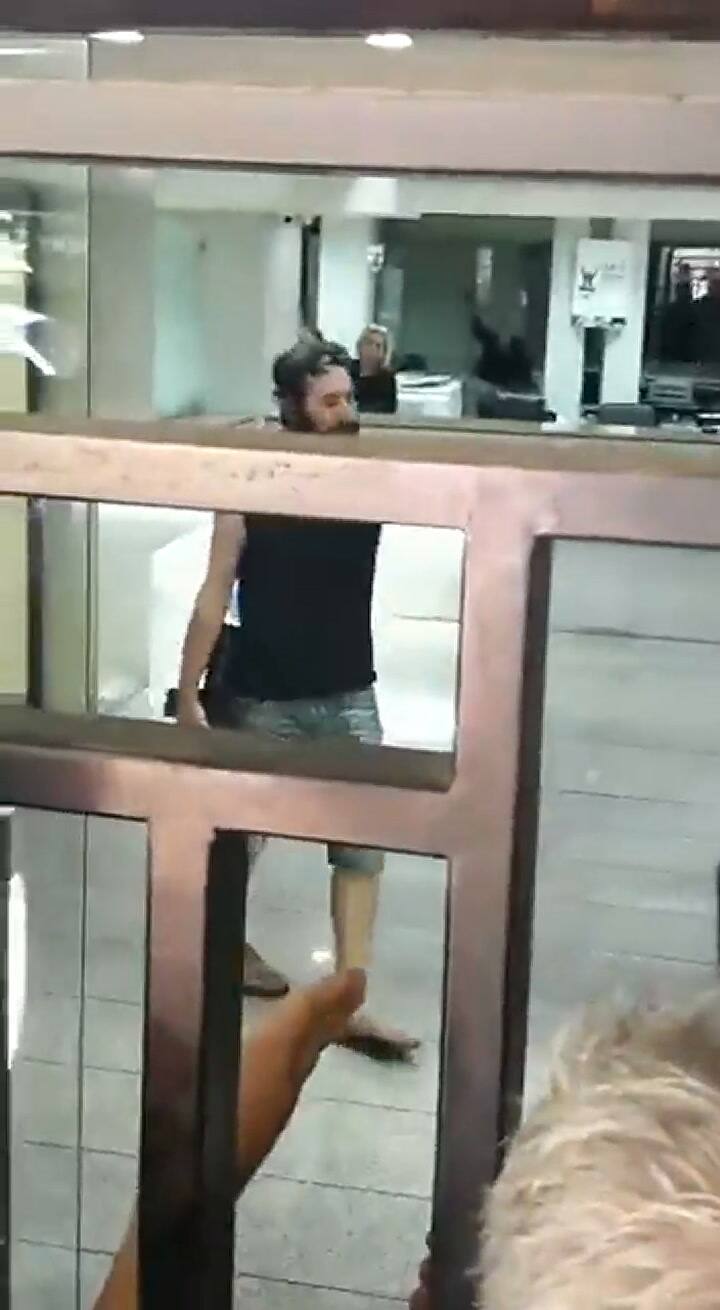 Tensión en Beirut: un hombre mantiene como rehenes a los empleados de un banco