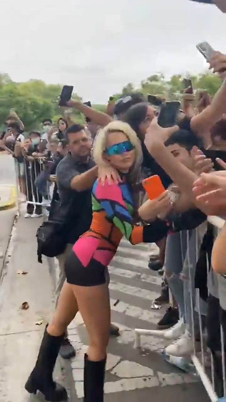 Miley Cyrus se acercó a saludar a sus fans argentinos