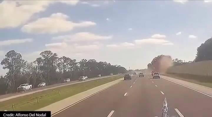 Así se vio el aterrizaje de emergencia de un jet en carretera de Florida que dejó 2 muertos