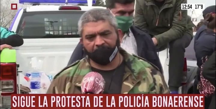 Duro cruce de conductor de C5N con policía por las protesta