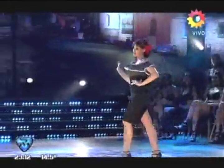 Charlotte Caniggia bailó tango en ShowMatch