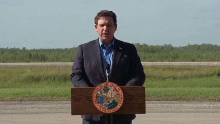Ron DeSantis anunció los vuelos de deportación desde el centro de detención en Florida: “Comenzaron”