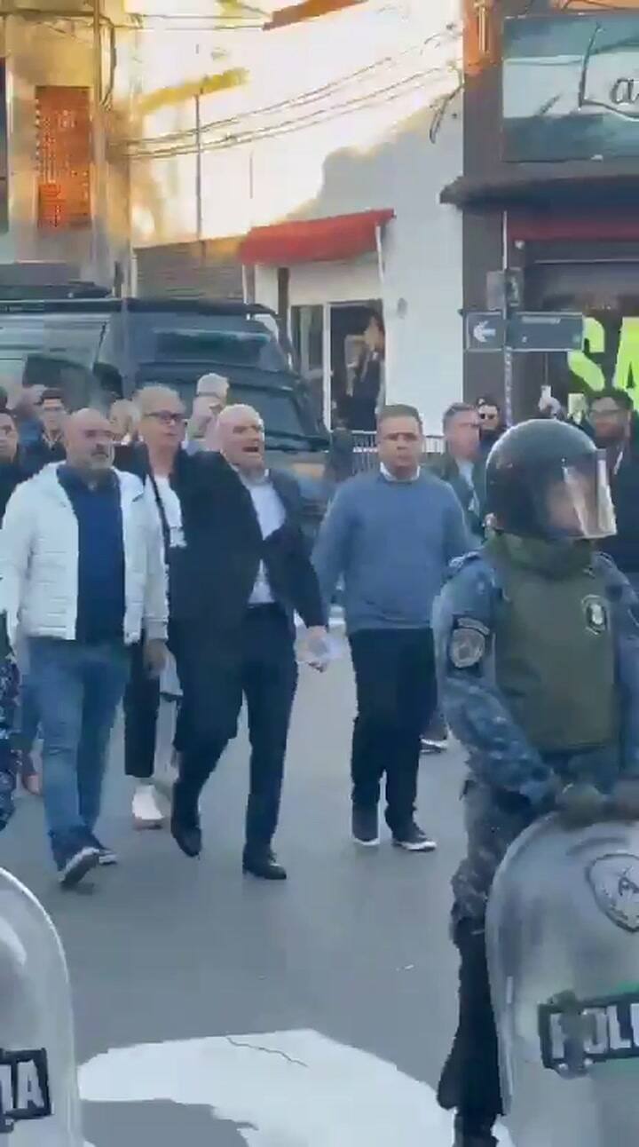 Espert se cruzó con manifestantes opositores en Junín