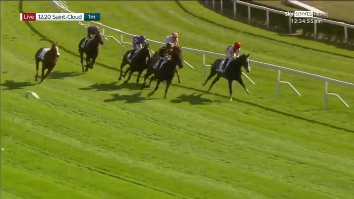 El jockey Christophe Soumillon le dio un codazo a otro jinete en plena carrera, lo tiró del caballo