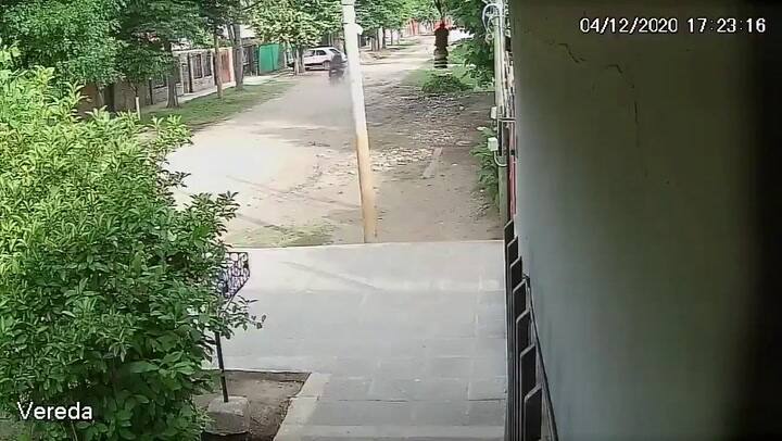 Motochorros arrastraron media cuadra a una joven para robarle el celular, en Merlo