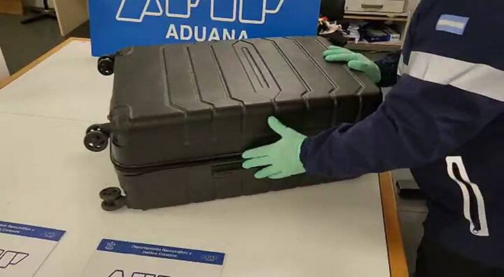 El momento en que se descubre que las ropas de una pasajera estaban impregnadas de cocaína
