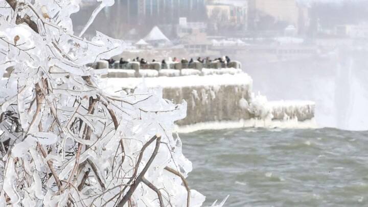 Cataratas del niágara parcialmente congeladas debido al frío