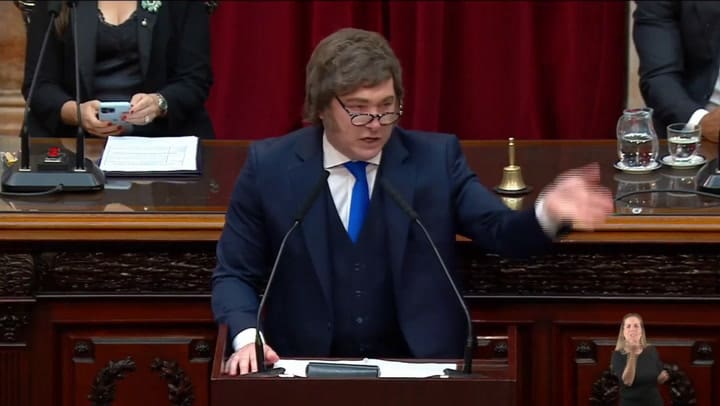 Durante parte del discurso Victoria Villarruel utilizó el celular y apareció en plano