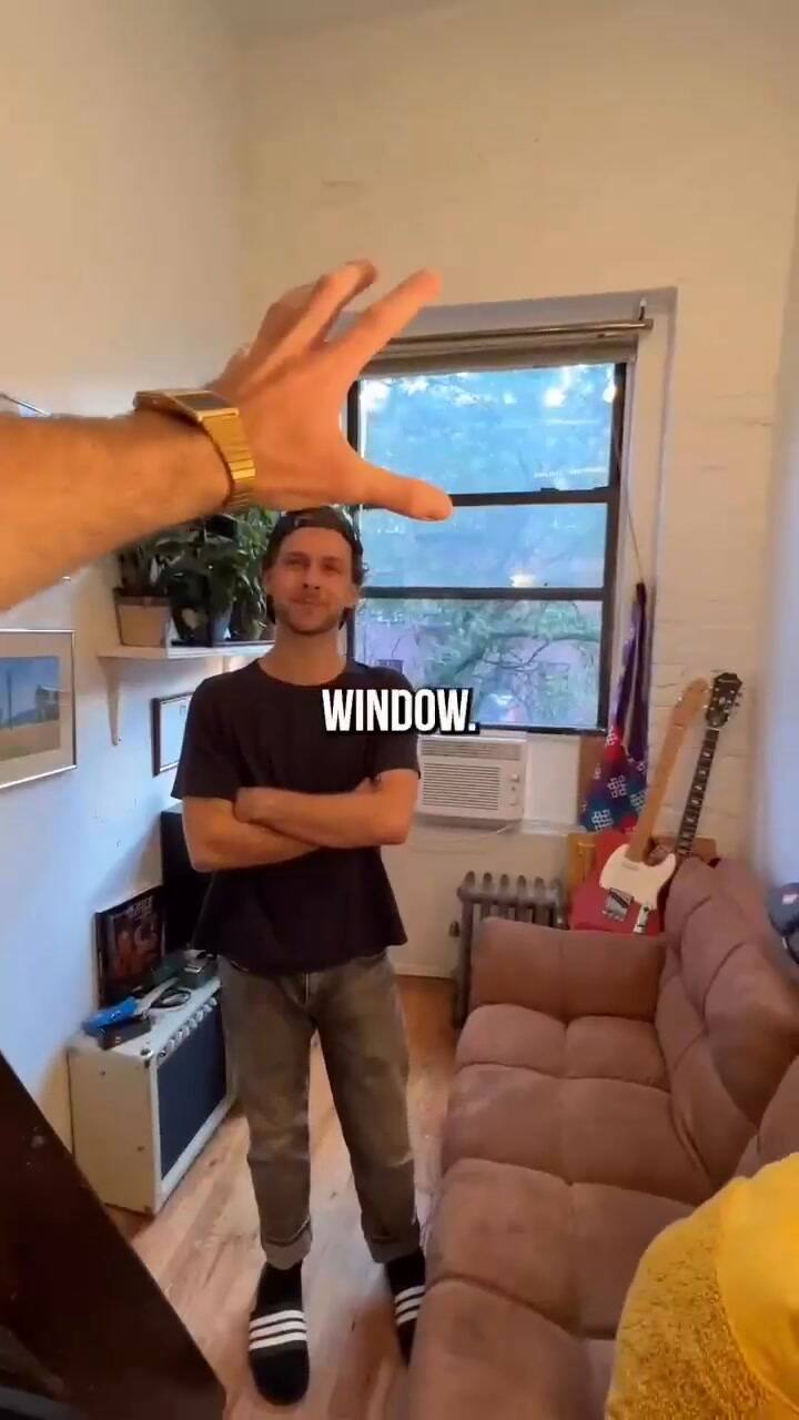 J.R. Wills, de 27 años, muestra su microdepartamento en Nueva York