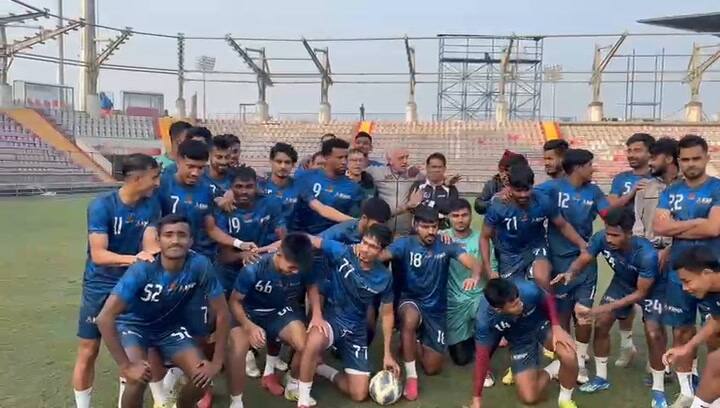 Roberto Mario Gómez junto a sus dirigidos en el Bashundhara Kings