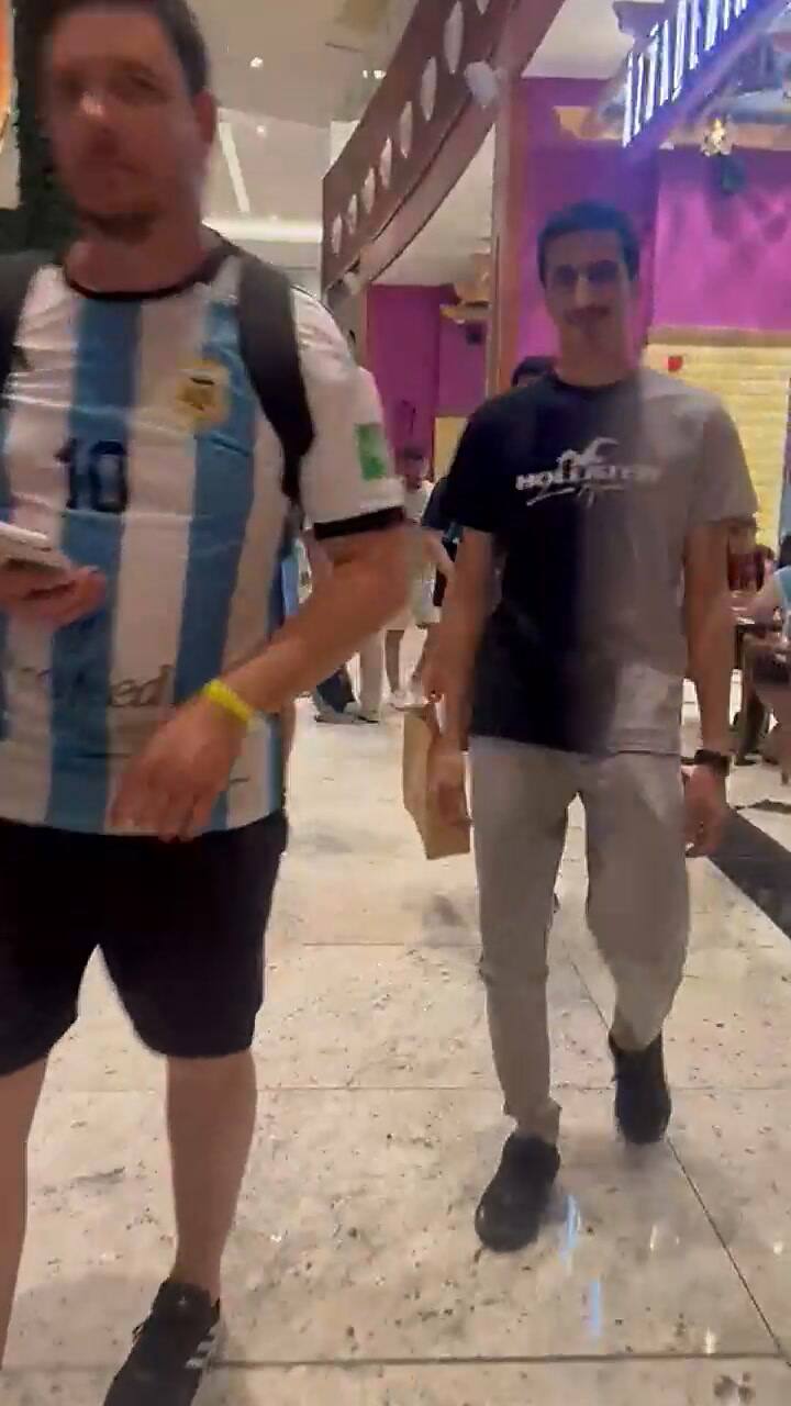 Argentina-Australia: los hinchas viven la previa en el shopping más grande de Medio Oriente