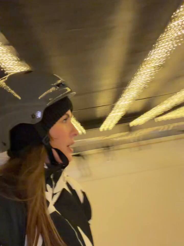 La China Suárez patinando en Estambul