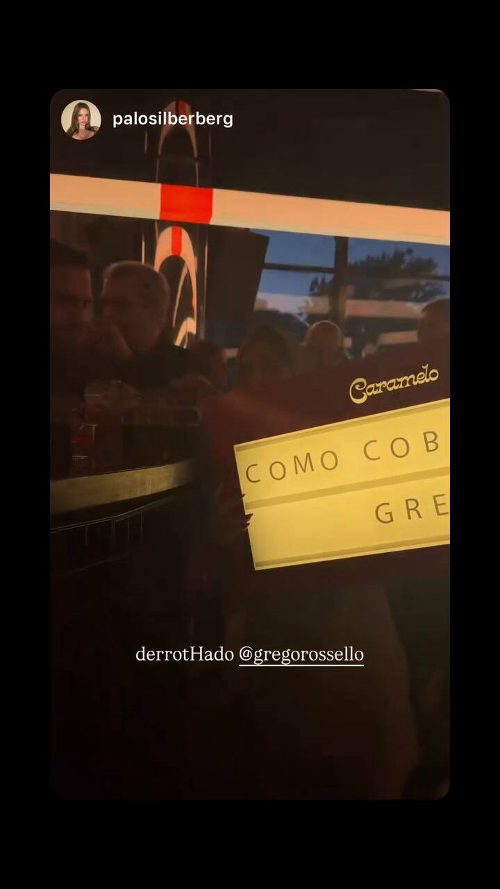 Grego Rosello junto a Paloma Silberberg en un boliche