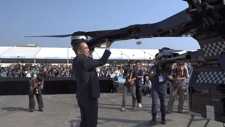 Primer vuelo público mundial del "portaaviones terrestre"