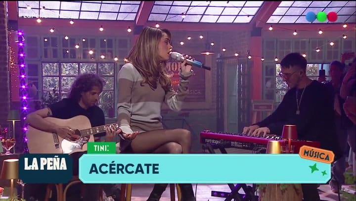 Tini cantó en la peña de morfi