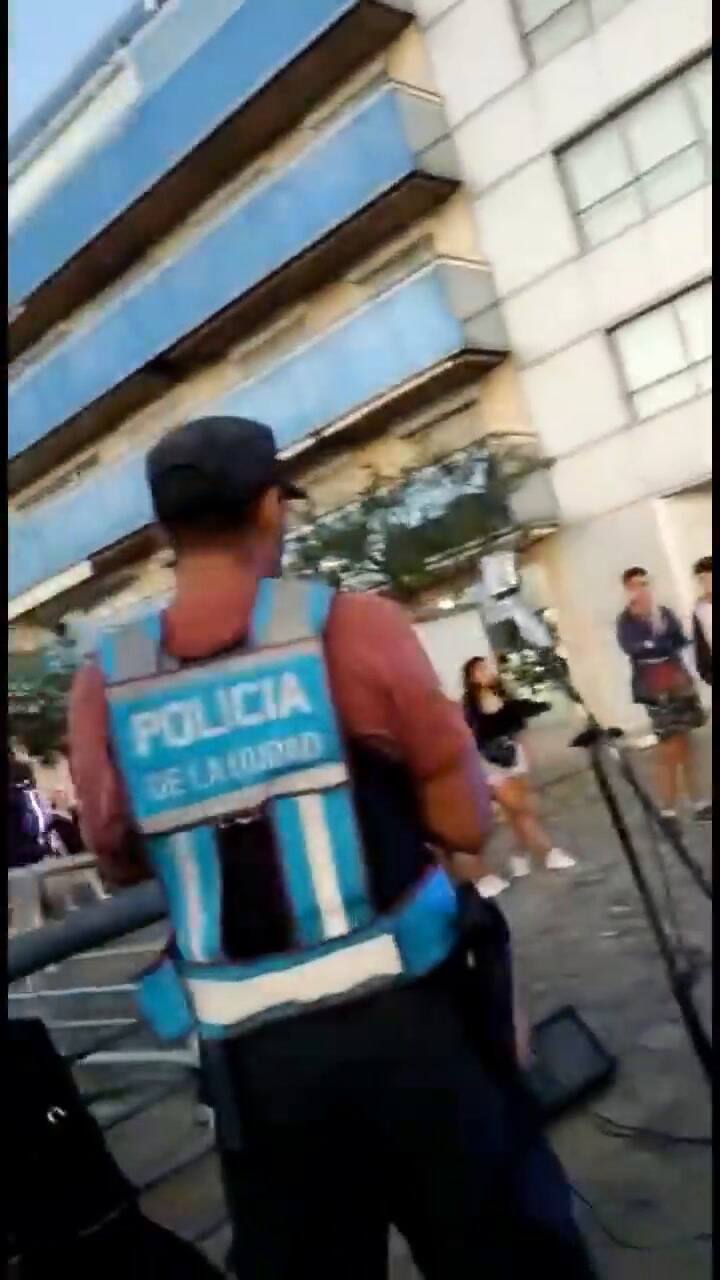 Cantaba en la calle y la quisieron desalojar, pero la gente que la escuchaba lo impidió