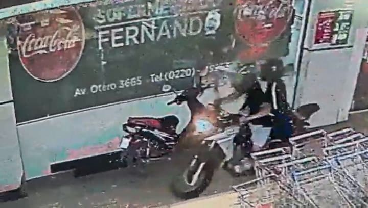 El momento en que el sicario de la mafia china escapa junto con su cómplice