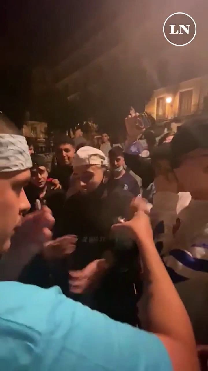 Duki y Bizarrap hicieron freestyle en las plazas de Madrid, en España