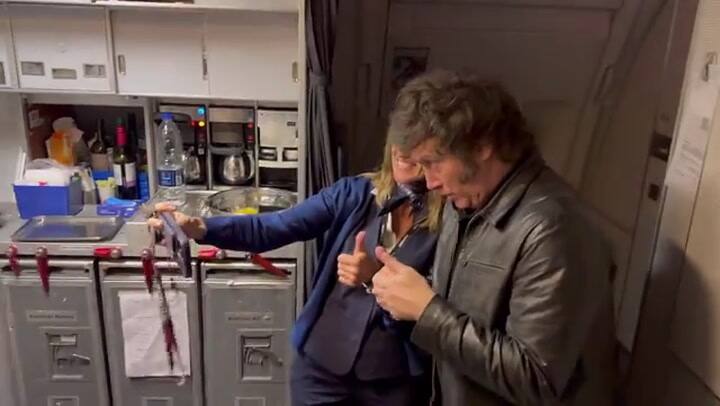 Javier Milei, en el avión que lo llevó a Washington