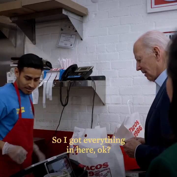 La actitud de Joe Biden al pagar en una tienda de quesadillas que desconcertó al vendedor
