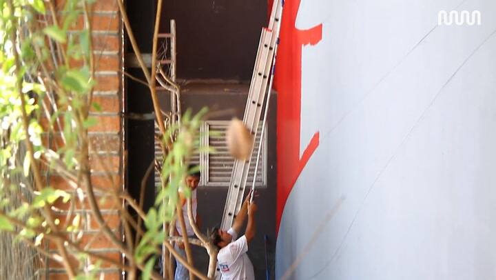 Proceso de trabajo del artista Elián Chali en su mural para el Museo de Arte Moderno
