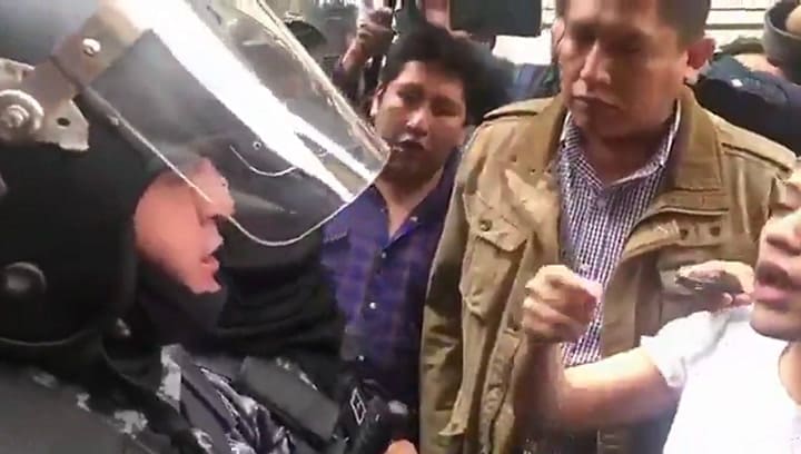 La Policía le impide el ingreso a la Presidenta del Senado Adriana Salvatierra al parlamento