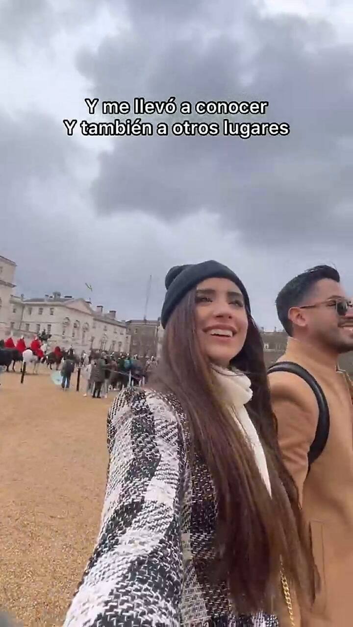 Tammy Parra se comprometió frente a la torre Eiffel