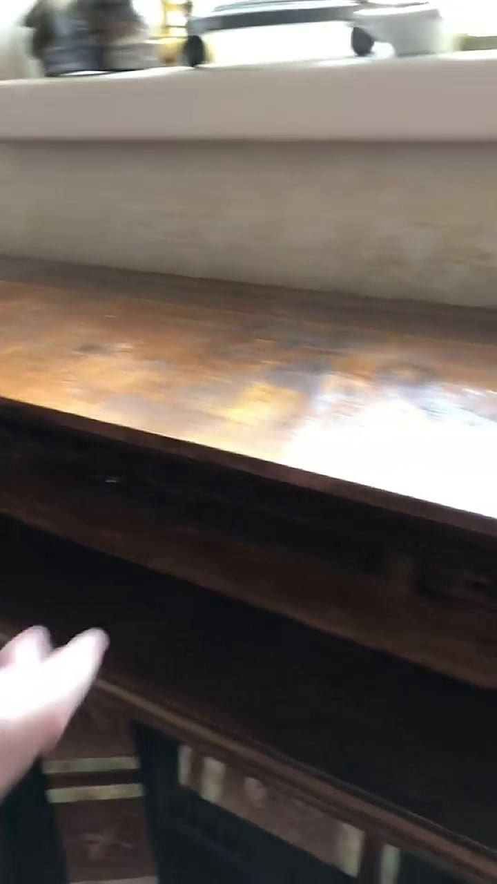 Un tiktoker descubrió artículos antiguos detrás de la chimenea de su casa