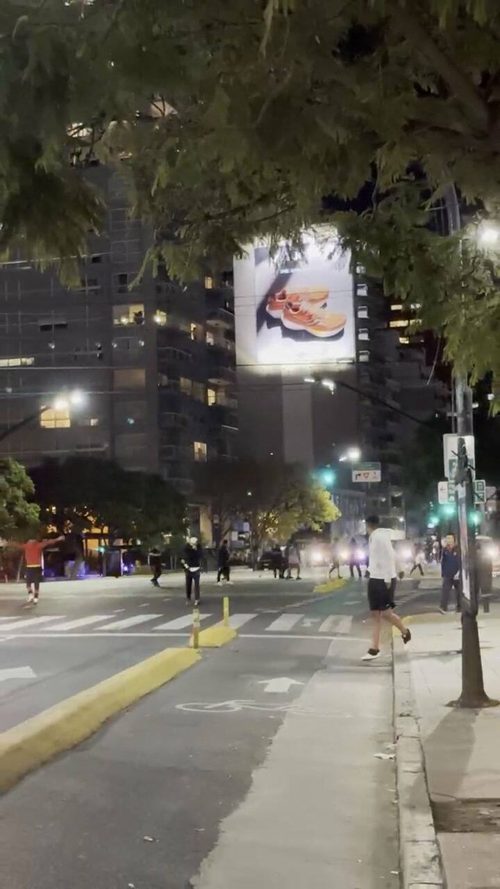 Enfrentamiento entre barras de Excursionistas y Defensores de Belgrano (Crédito: Héctor Cruces)