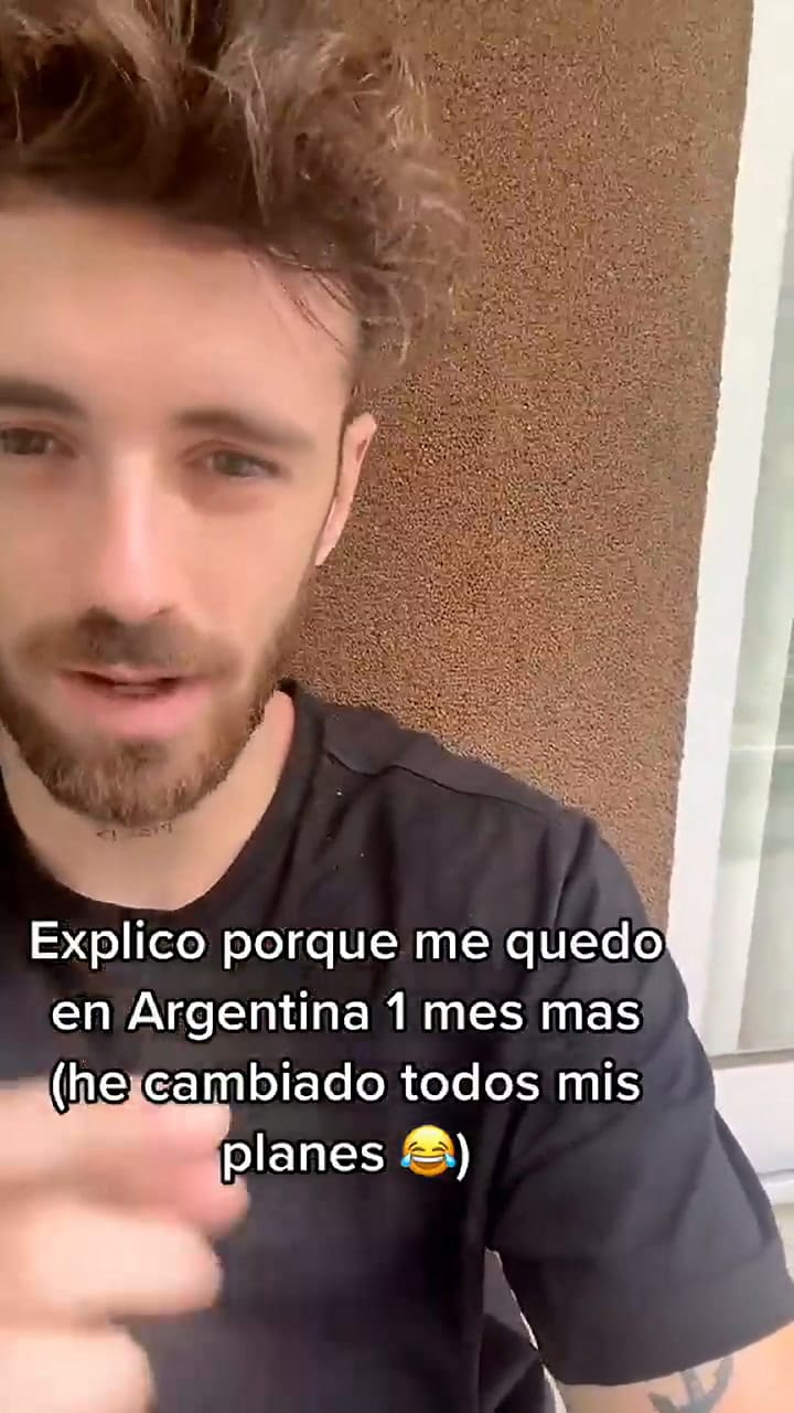 Explicó el motivo por el cual se quedó un mes más en el país