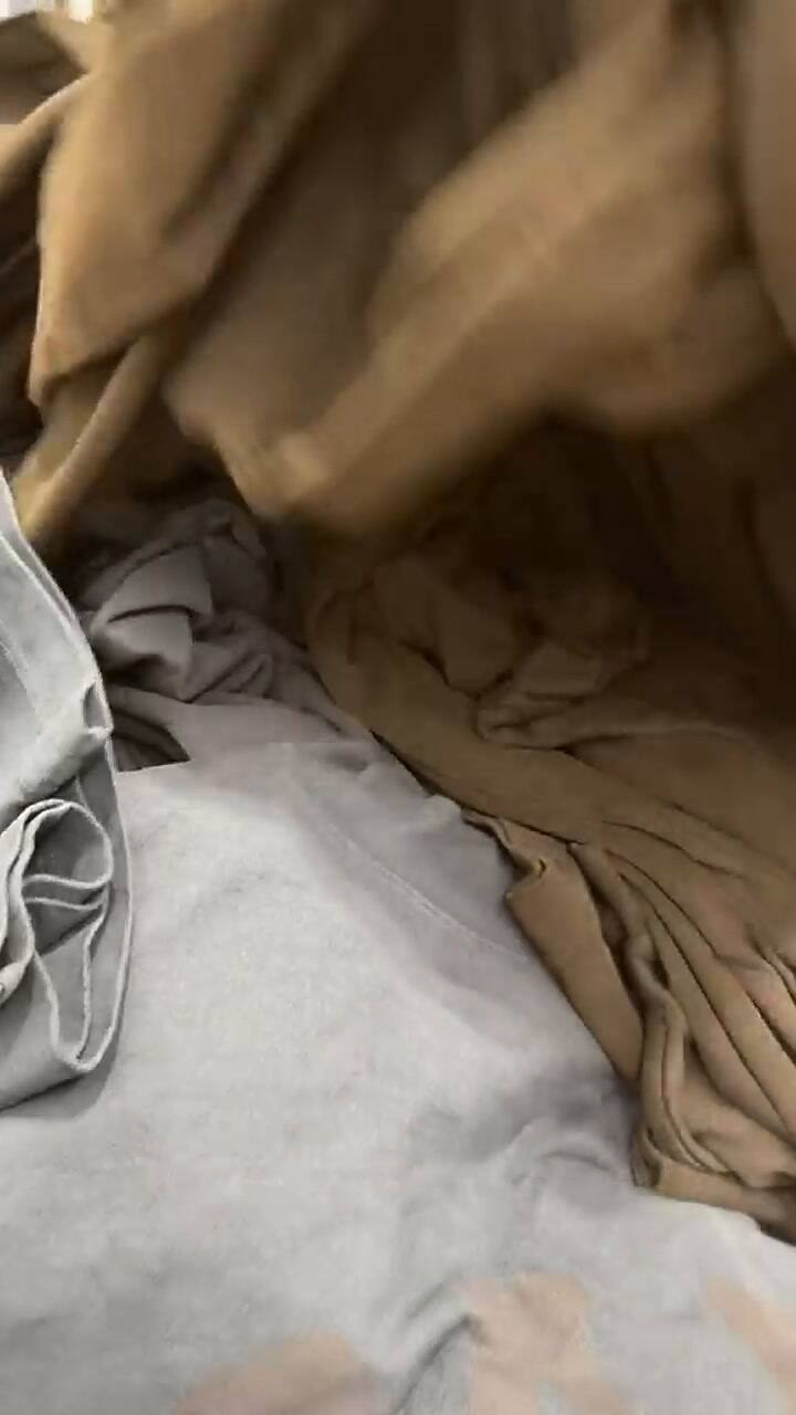 Un tiktoker expuso la incómoda manera de exhibir ropa de una tienda